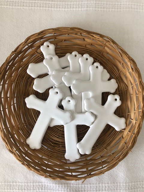 Atelier Prune Croix céramique artisanale pour Baptême et communion