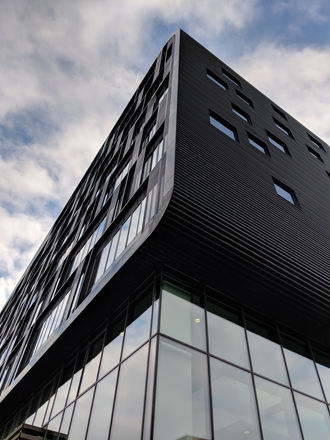 Image d'un grand bâtiment moderne