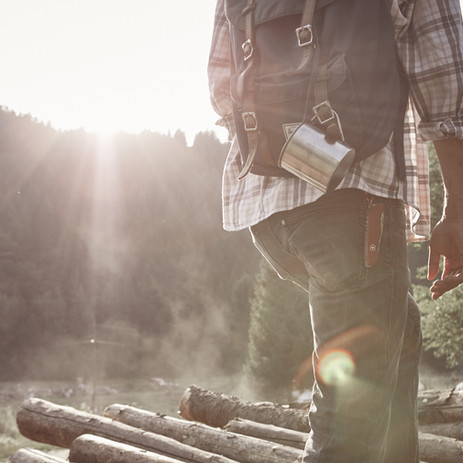 Man Wandern in der Natur