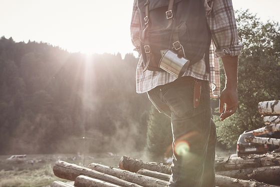 Man Wandern in der Natur