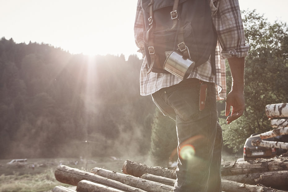 Man Wandern in der Natur