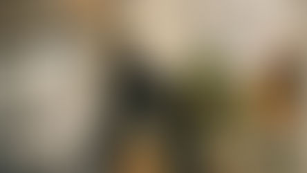 mulher jogando golfe na mesa do escritório