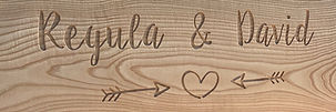 Individuelle Gravur mit Schrift und Herz auf Holz Handschrift