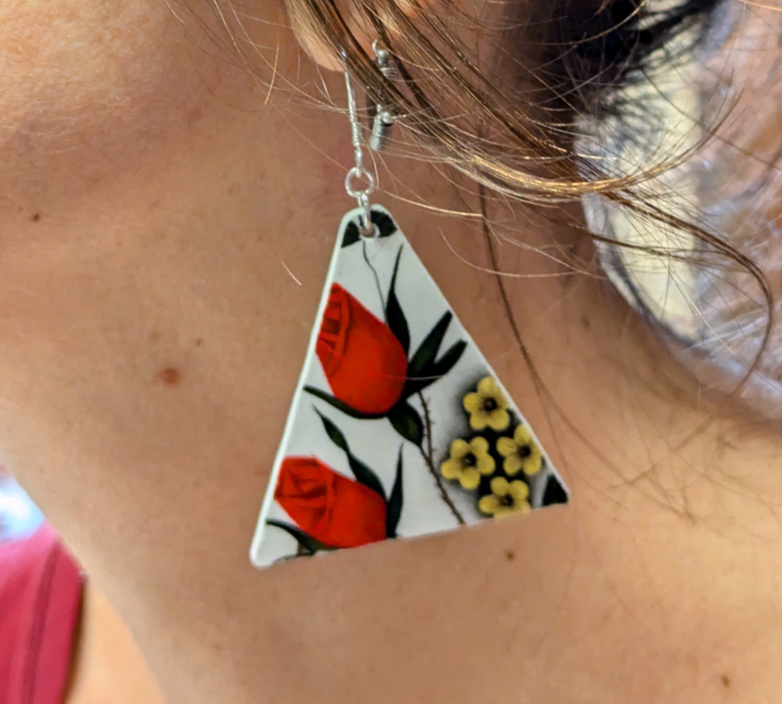 Bijoux en vaisselle ancienne récyclée créé en atelier  avec Kobongola