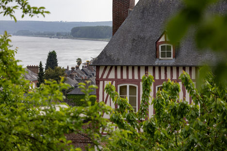 Vue de la Seine à Villequier (La mairie au 1er plan)