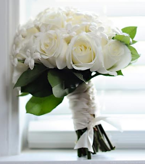 Kens-Flower-Cafe-Bridal-Bouquet-White-Closeup