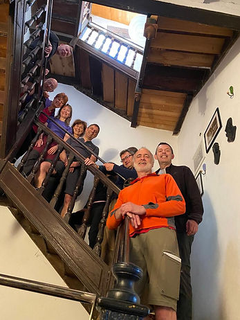 Jacques Pézier avec ses participants aux stage dans un gîte de randonnée