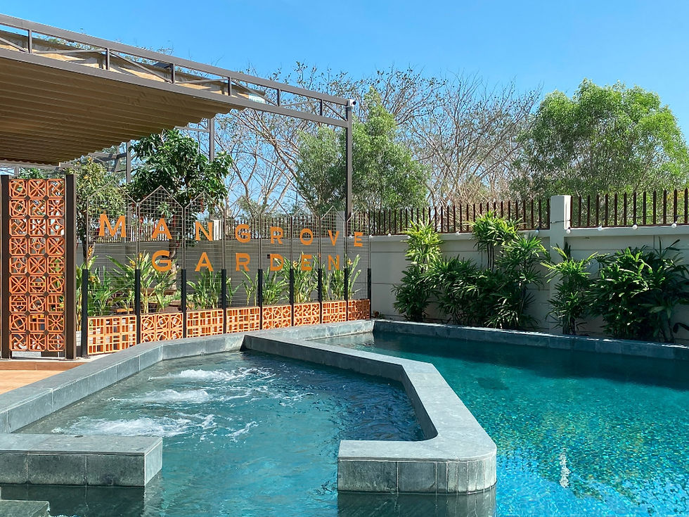 Ngâm mình trong làn nước xanh mát, tận hưởng hồ bơi tại Mangrove Garden.
