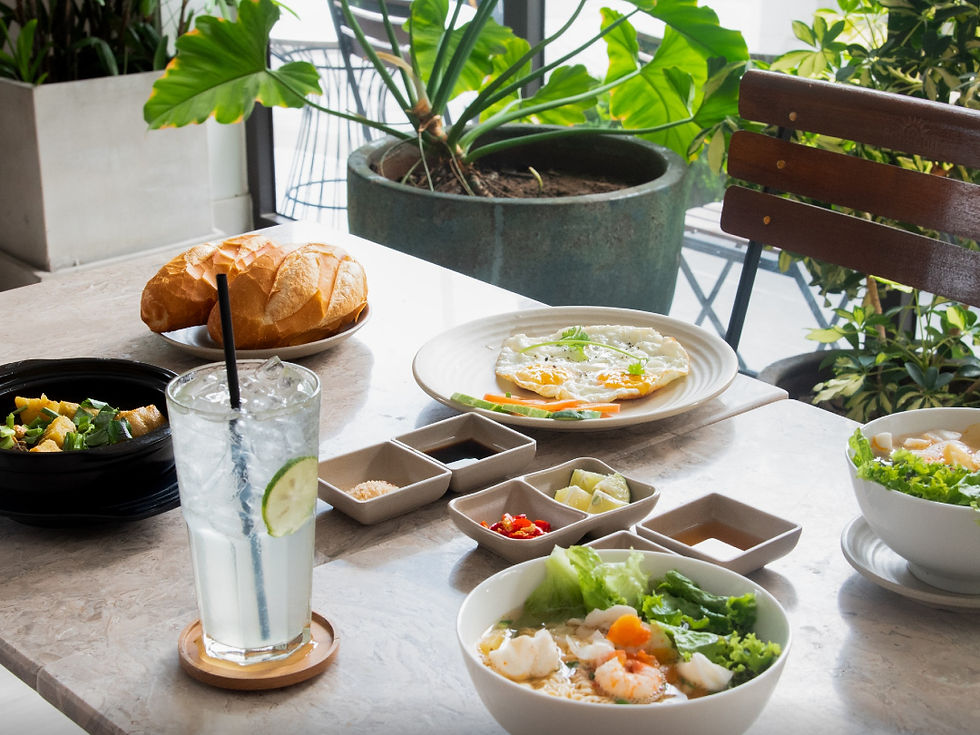 Thưởng thức bữa sáng tinh tế giữa không gian xanh mát, nơi hương vị ẩm thực đặc sắc hòa quyện cùng ly cà phê đậm đà, mang đến cho bạn sự thư thái trọn vẹn.