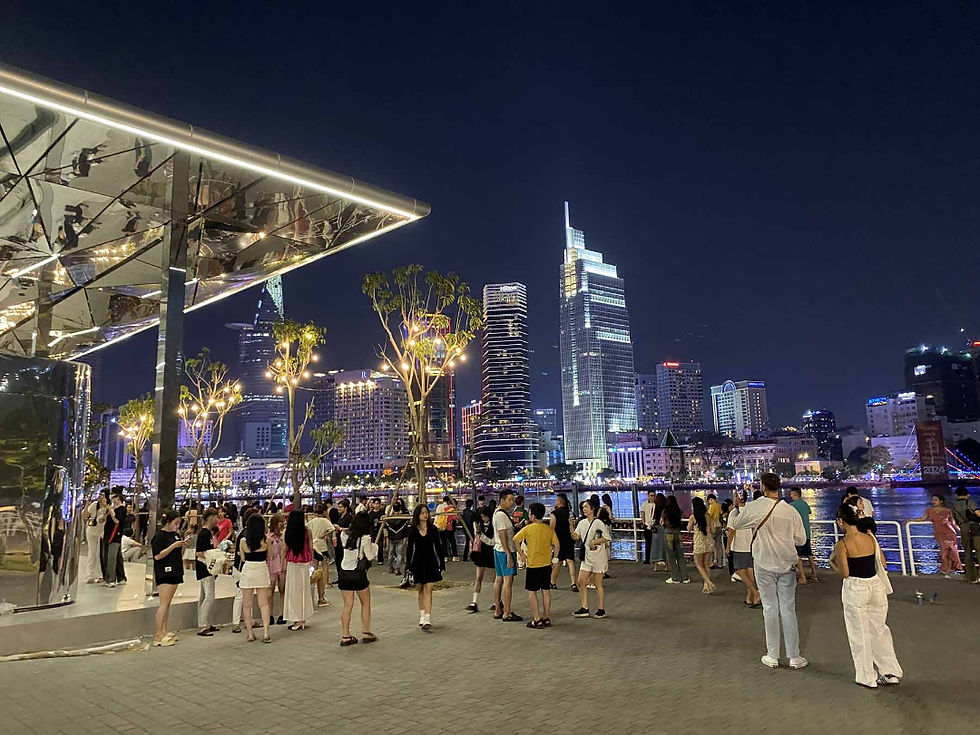 Hòa mình vào nhịp sống rực rỡ của thành phố trong đêm hội đón chào năm mới.