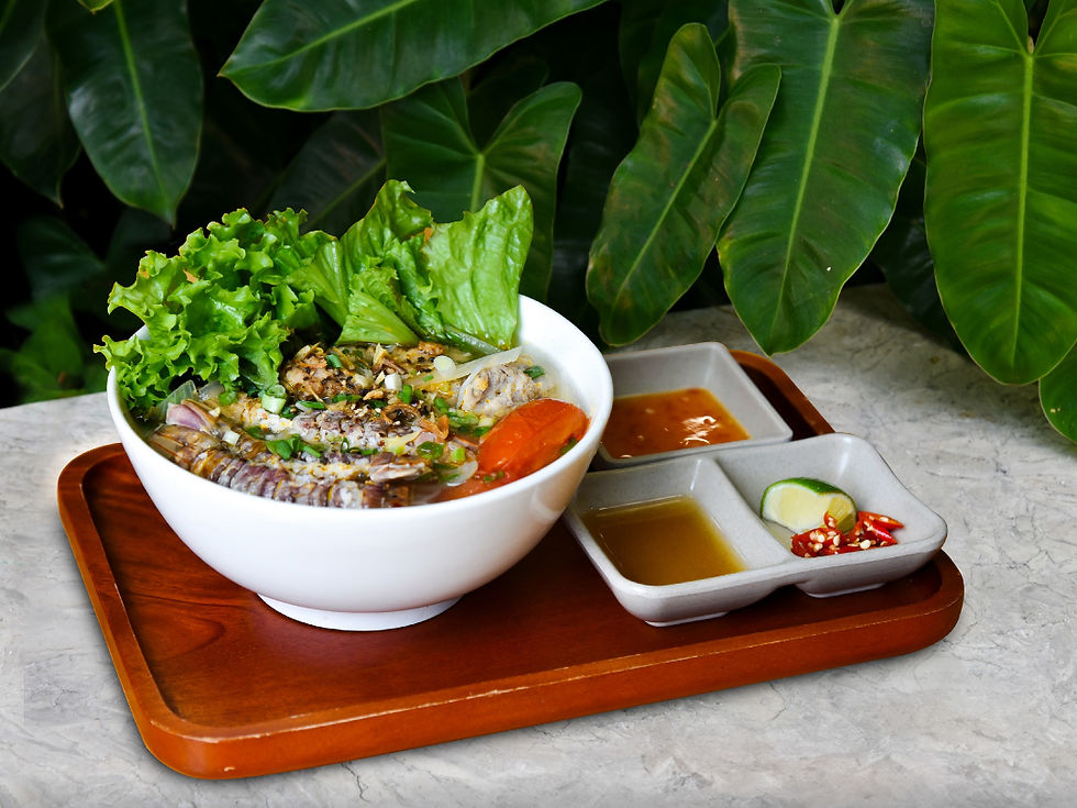 Tô bún bề bề (tôm tít) đầy ắp và hấp dẫn, với phần nước dùng đậm đà hương vị hải sản.