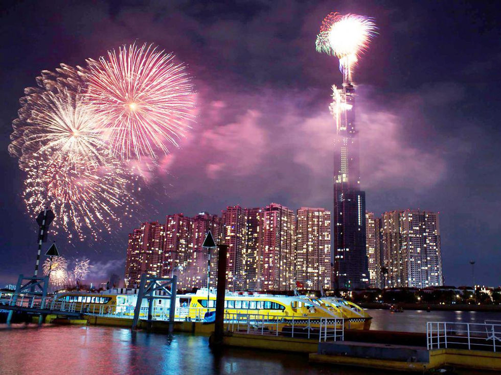 Landmark 81 bừng sáng giữa bầu trời đêm với màn trình diễn pháo hoa tầm cao mãn nhãn chào đón năm mới. 