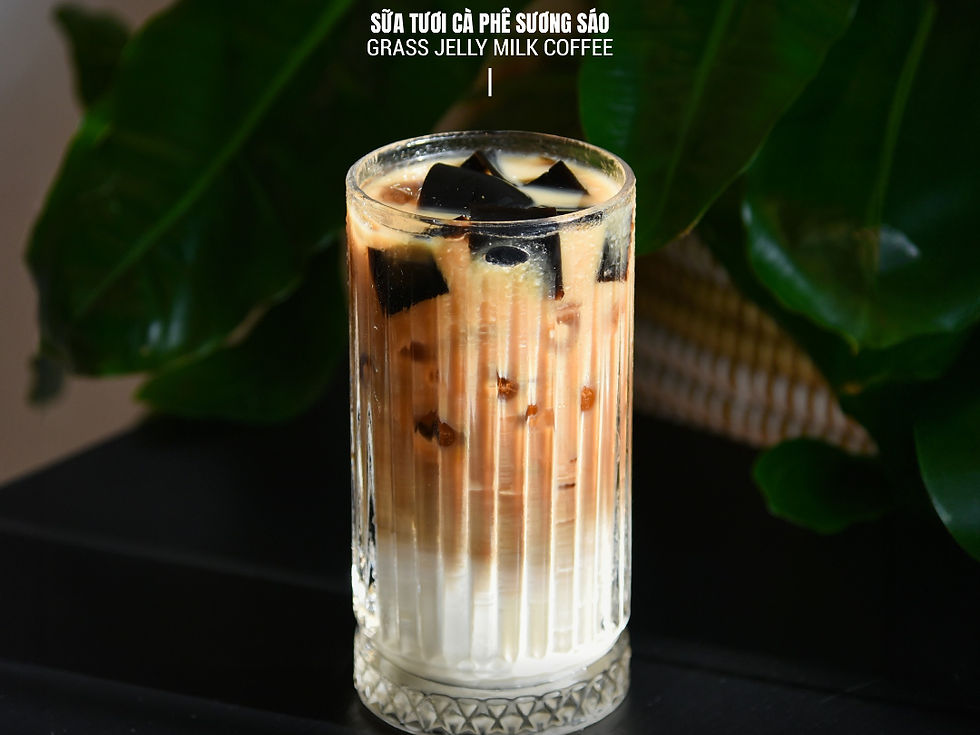 Trải nghiệm sự kết hợp mới lạ giữa vị đắng nhẹ của cà phê, sự béo mịn của sữa tươi và những viên sương sáo thanh mát tại Mangrove Coffee & Tea.