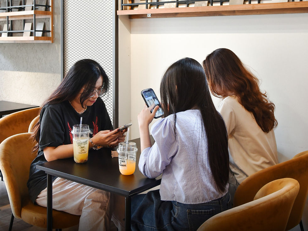 Góc nhỏ yên tĩnh tại Mangrove Coffee & Tea - nơi lý tưởng để nhâm nhi thức uống mát lạnh sau khi trải nghiệm những món ăn vặt đậm đà cùng bạn bè.