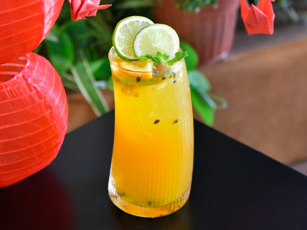 Ly trà nhiệt đới với sắc vàng rực rỡ và hương thơm tự nhiên, đánh thức mọi giác quan của bạn.