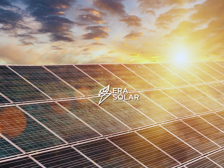 Instalación de paneles solares en una industria en Yucatán, con trabajadores técnicos supervisando el sistema fotovoltaico para generar energía limpia.