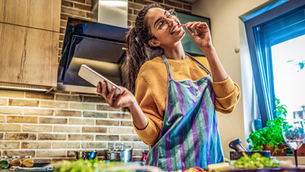 Mindful Munching: Building a Happy Food Relationship