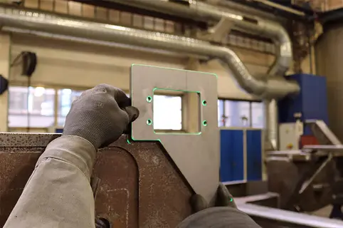 עיבוד מתכת על שולחן עבודה – קווי לייזר ירוקים SL מסמנים מיקומים מדויקים לריתוך ויישור רכיבים