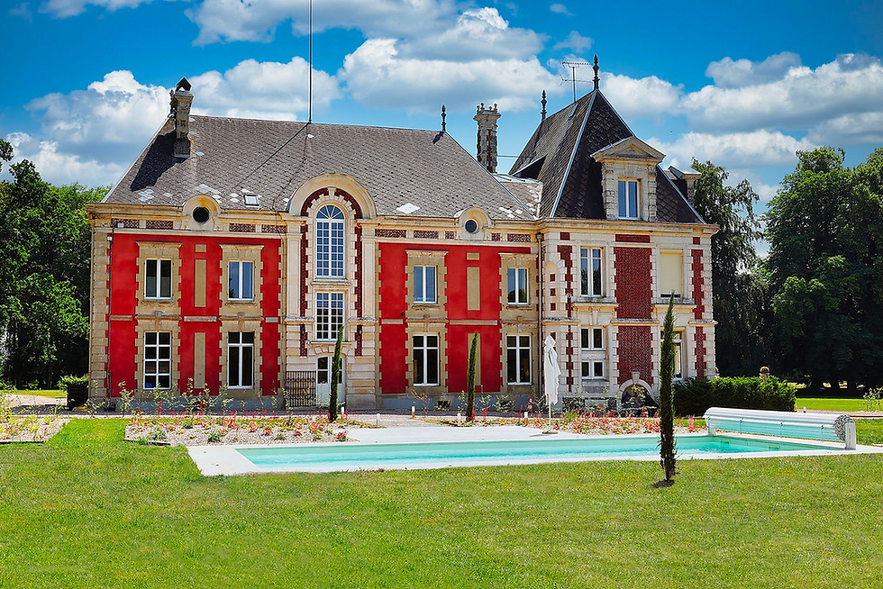 Photographie du Château Le Grand Bus vu de l'extérieur, avec sa piscine
