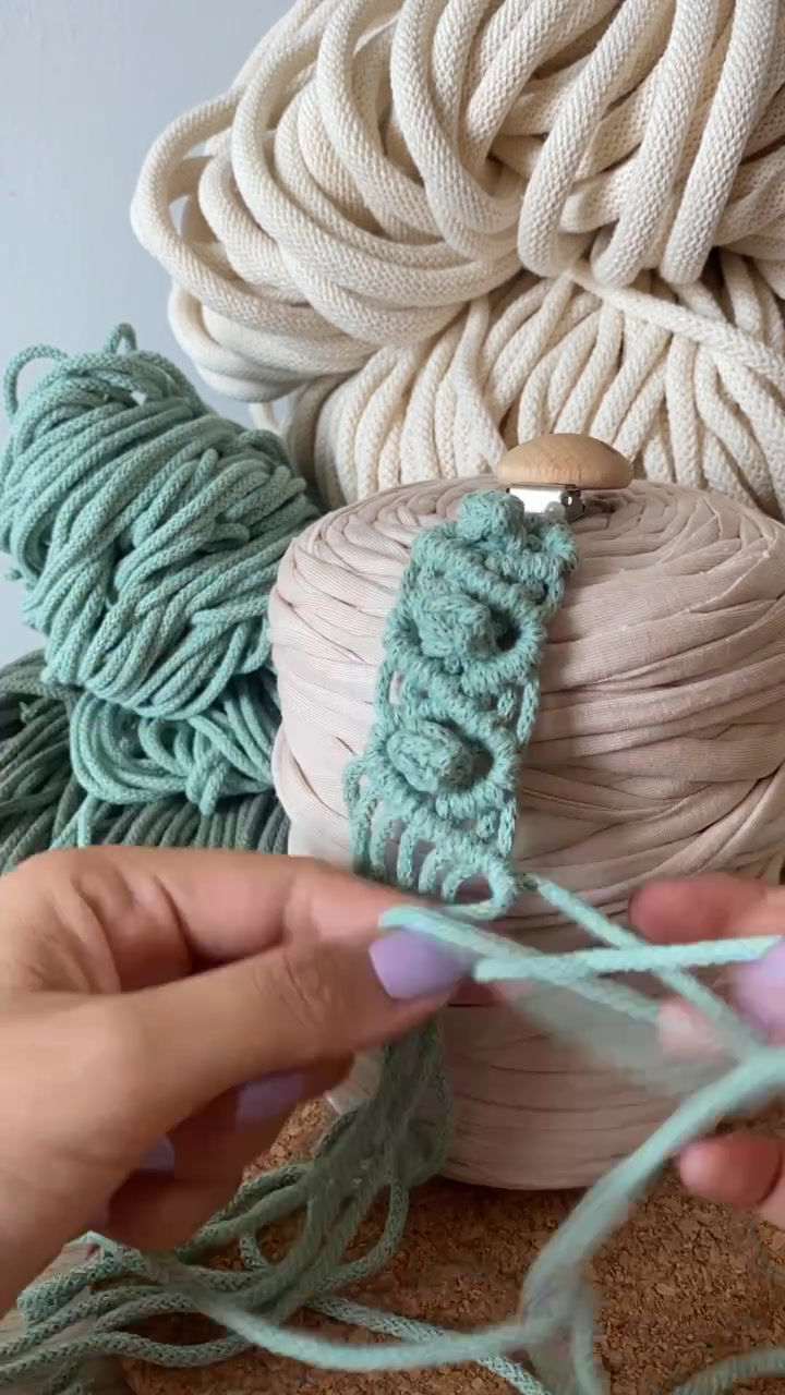 Miniatura: Penjallet de Macramé per al Xumet - Col·lecció Botó