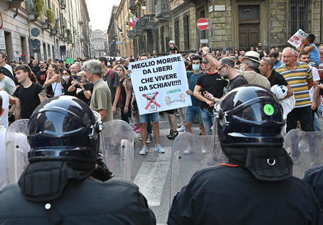 Manifestaciones en toda Italia tras la entrada en vigor de la obligación de trabajar con pase verde