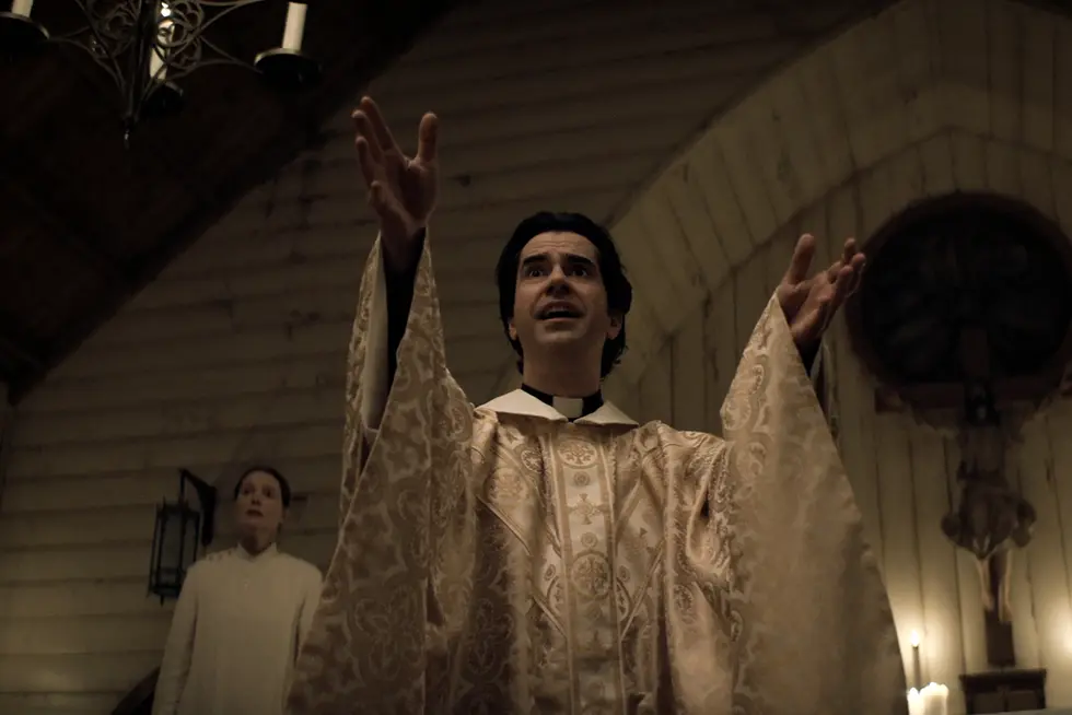 MidnightMass_Season1_Episode6_00_50_48_00RC.jpg