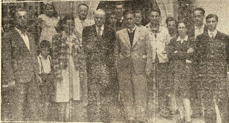 A fotografia que acompanha a matéria. Jorge Rossmann está ao centro, de terno preto, e à sua direita, Nair Simões Dias, encarregada da organização do Grêmio Esportivo Itanhaense. 28 nov 1944 (A Tribuna)