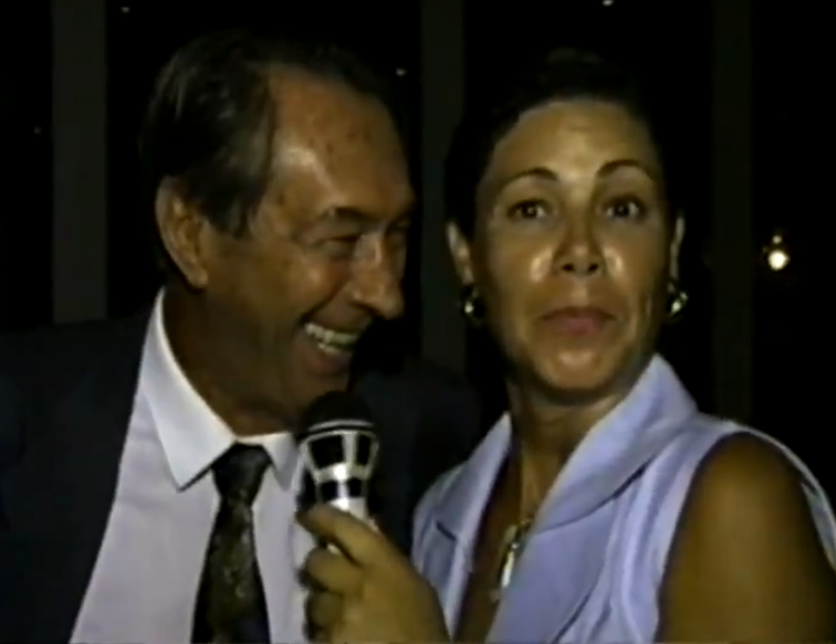 Paniquar brinca com Teté na entrevista, quando disse que Zely ficou perdidamente apaixonada por ele quando veio passar as férias em Itanhaém (VHS de acervo da família, cedido por Francisco Paniquar Gatto)