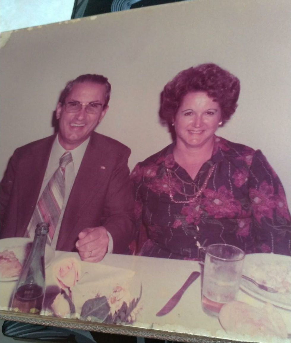 Miguelzinho e a professora Graciette, provavelmente nos anos 1970 (Acervo da família)