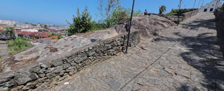 Eis aqui toda a expansão onde ficava a caixa d'água, que hoje é um bom local para tirar suas fotos instagramáveis, caro leitor ou leitora! (Fotografia de Arthur Guimarães para o Google Maps, Out. 25)