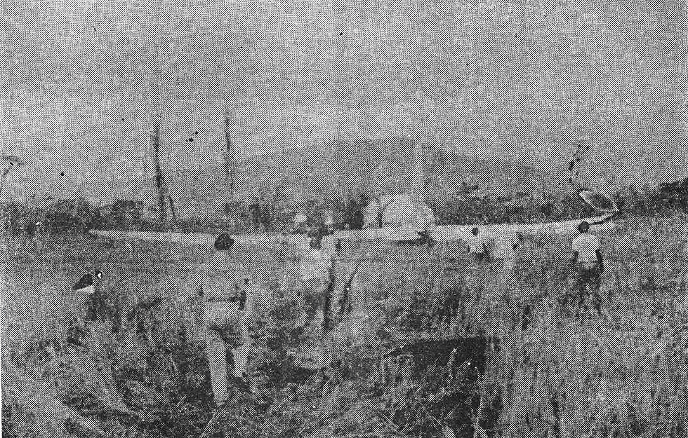 O avião já parado, com moradores indo ajudar. É possível ver as colunas de fumaça ao lado esquerdo. 19 abr 1958 (A Tribuna)