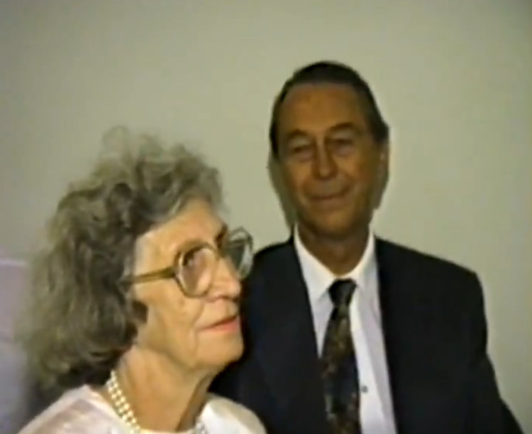 Zely e Paniquar na Igreja Matriz (VHS de acervo da família, cedido por Francisco Paniquar Gatto)