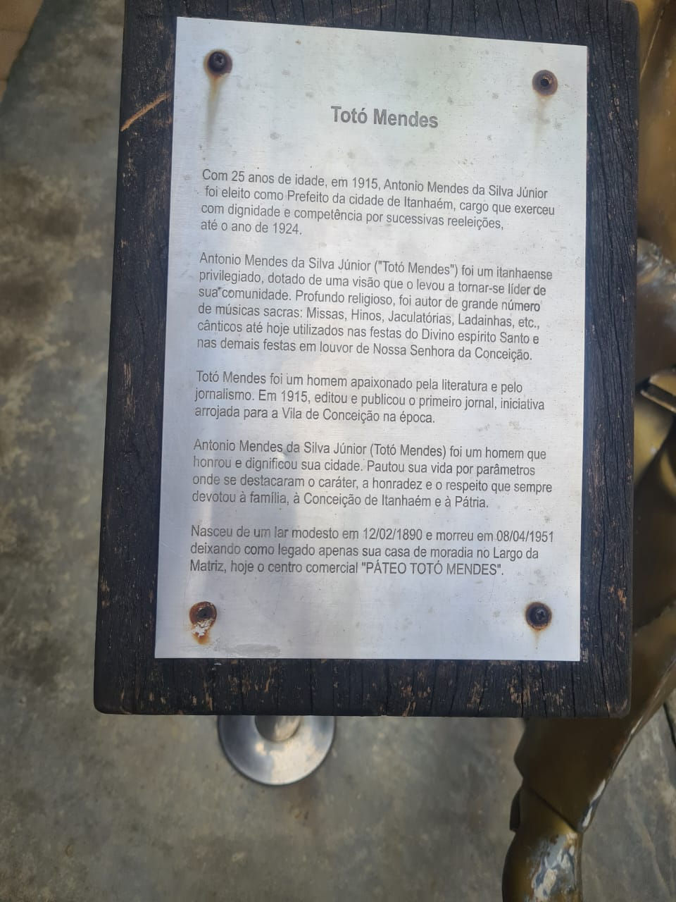 A placa no Páteo Totó Mendes (mar 2026)