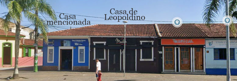 Uma tentativa de localizar a casa de Leopoldino. Devido às mudanças na fachada com o passar dos anos, é difícil dizer com certeza que seria a de muros pretos, ou talvez a casa onde está o bar Tropical, mas o beco nos serve de referência indiscutível. (Google Mapas, Set. 2025)