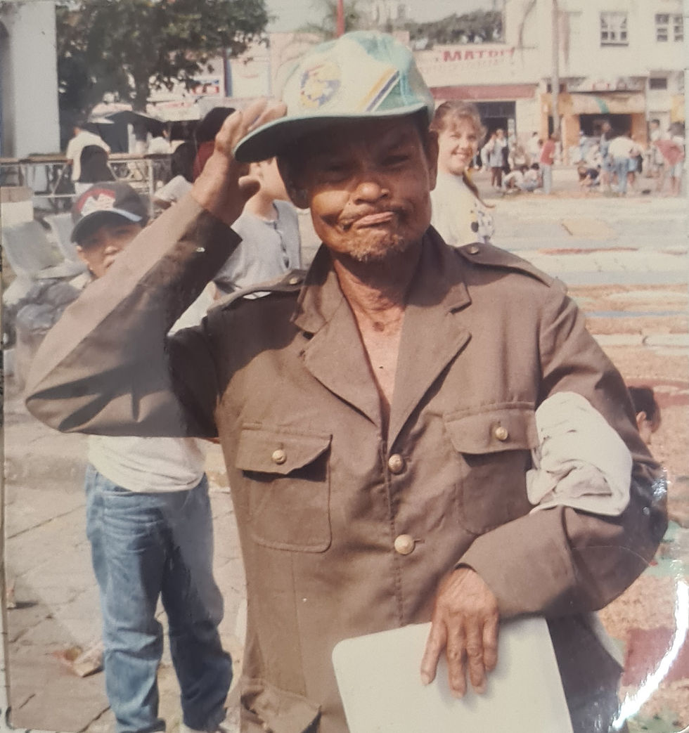 Miguel batendo continência em um feriado de Corpus Christi, anos 1990. (Acervo do Gabinete de Leitura "José Rosendo")