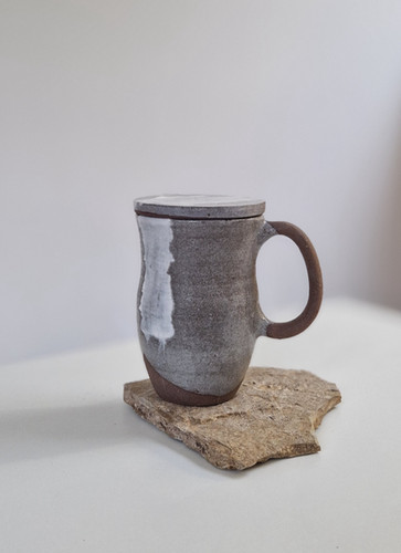 Mug tulipe grès rouge et blanc avec couvercle et anse - empreinte tissu
