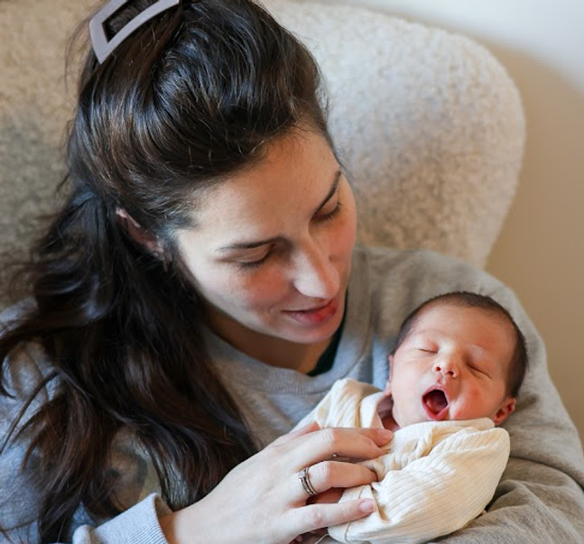 moeder en baby in kraamperiode