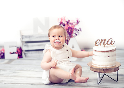 Cake smash & clean up. Fotografiranje ob rojstnodnevni tortici in na koncu peneča kopel, za igrive in nepozabne spomine.