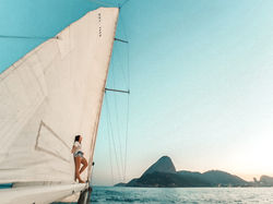 Moça linda posa em vela com visual