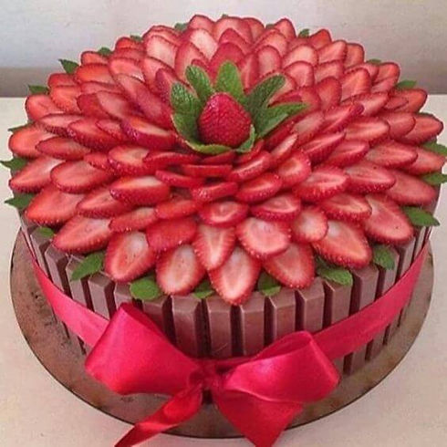 pastel-de-cumpleaños-kit-kat-frutas.jpg