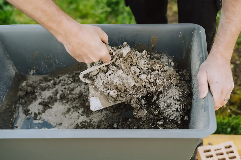 Bauwerk im Thal, Marco mischt Beton an für eine Mauer, Bauprojekt, Kundenmaurer