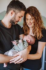 Wir haben uns sehr auf das Fotoshooting gefreut und wussten bereits von unserer Hochzeit, dass uns Anita gute Ideen hat und so schöne Fotos entstehen.
Das Fotoshooting zuhause fand in gemütlicher Atmosphäre statt. Die erhaltenen Bilder sind wunderschön und halten die Erinnerungen fest.