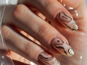 Uñas aesthetic en tonos nude con diseño abstracto moderno y acabado brillante estilo nail art personalizado