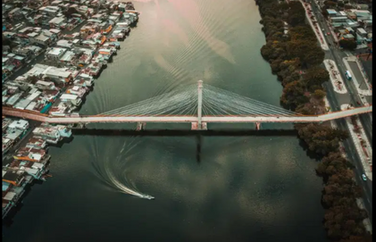 Productora audiovisual en Ecuador con servicio de streaming en vivo y tomas aéreas con drone profesional para eventos corporativos, deportivos y culturales.