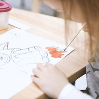 アートクラスのガールペインティング