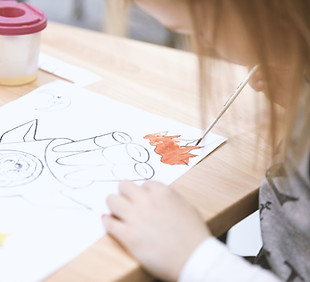 アートクラスのガールペインティング