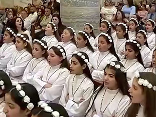 I ragazzi e le ragazze irachene ricevono la Prima Comunione, negli stessi luoghi in cui in passato sono avvenuti massacri.