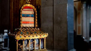 Il sacro manto nel cuore di Roma