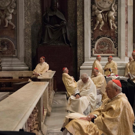 La preparazione dei paramenti sacri