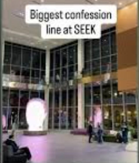 Avete mai visto una fila così lunga per la confessione?